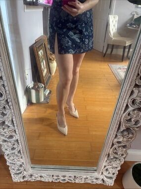 Mini skirt with zipper slit